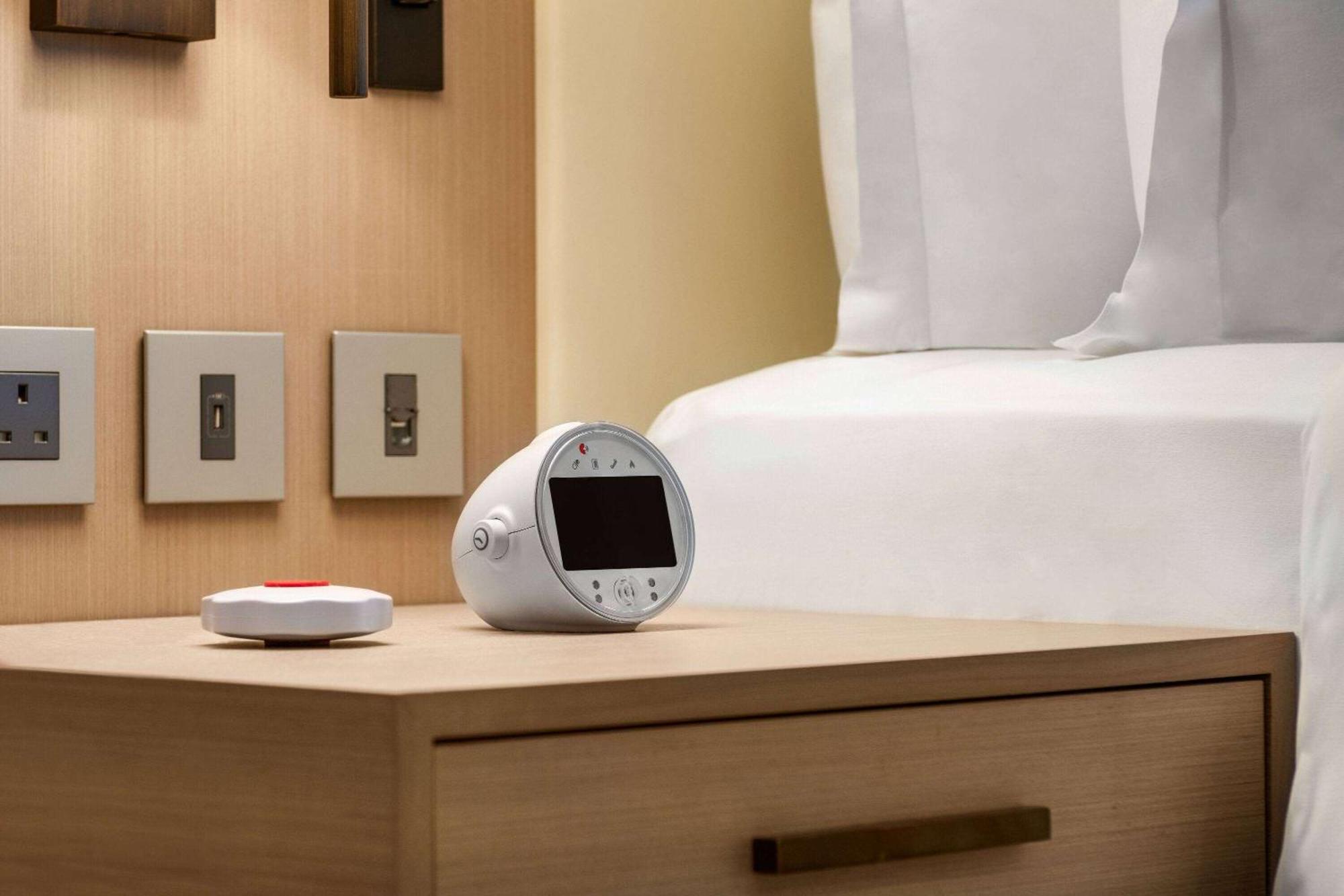Ramada By Wyndham Riyadh King Fahd Road Extérieur photo A bedside alarm