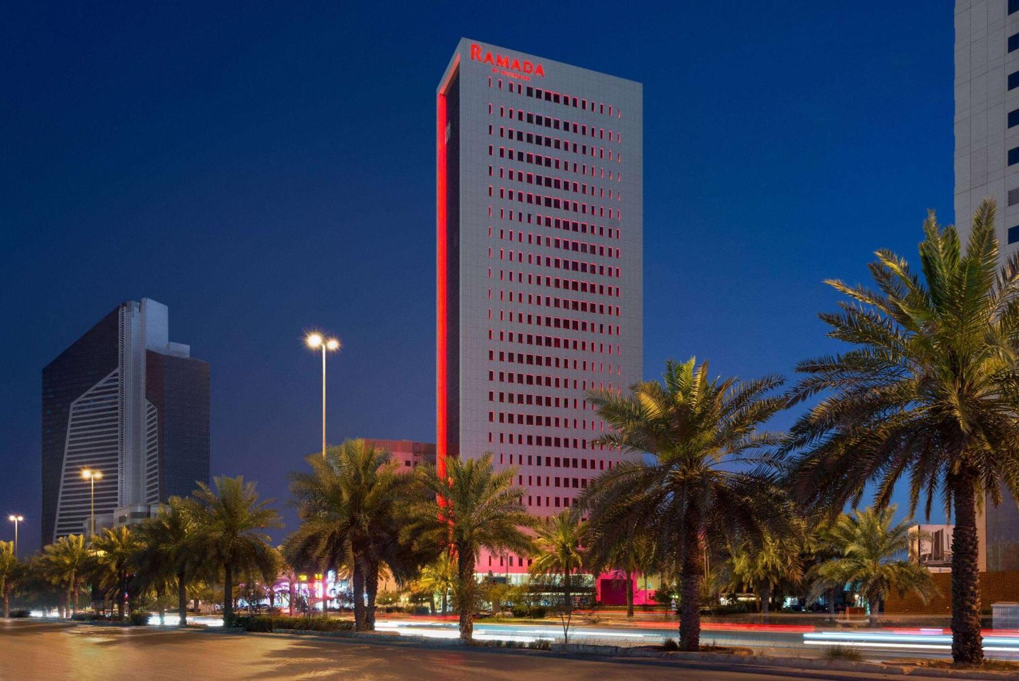 Ramada By Wyndham Riyadh King Fahd Road Extérieur photo The hotel at night