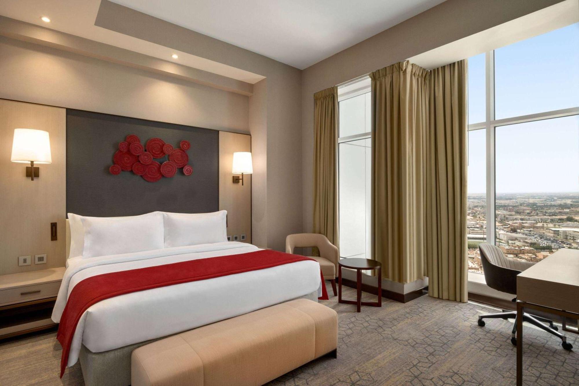 Ramada By Wyndham Riyadh King Fahd Road Extérieur photo A bedroom at the hotel