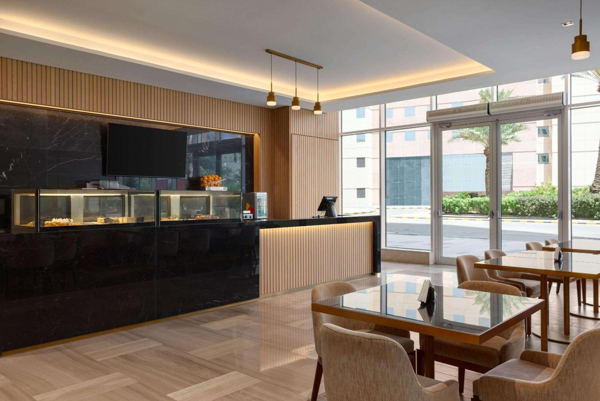 Ramada By Wyndham Riyadh King Fahd Road Extérieur photo The Lounge at KLIA