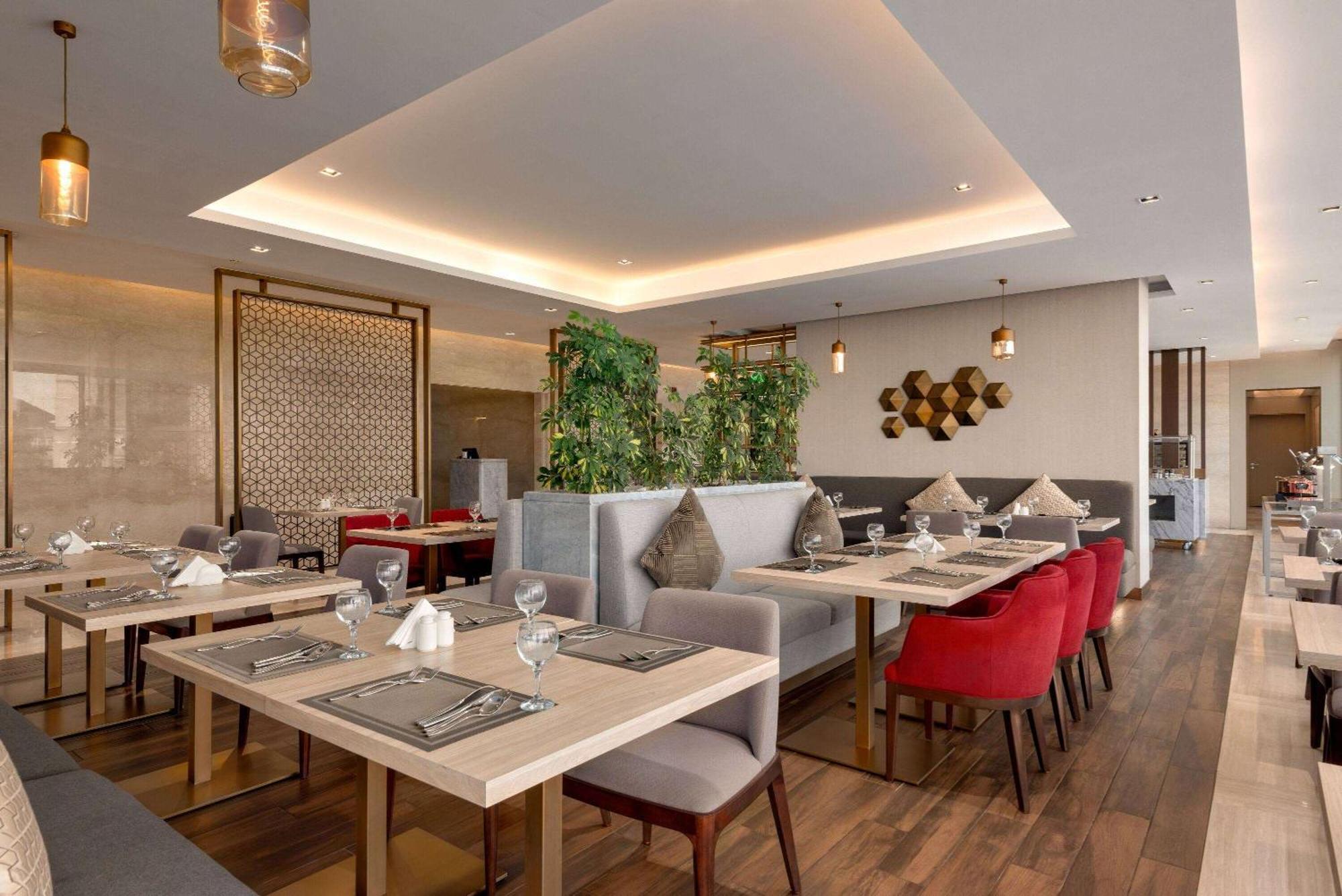 Ramada By Wyndham Riyadh King Fahd Road Extérieur photo The restaurant