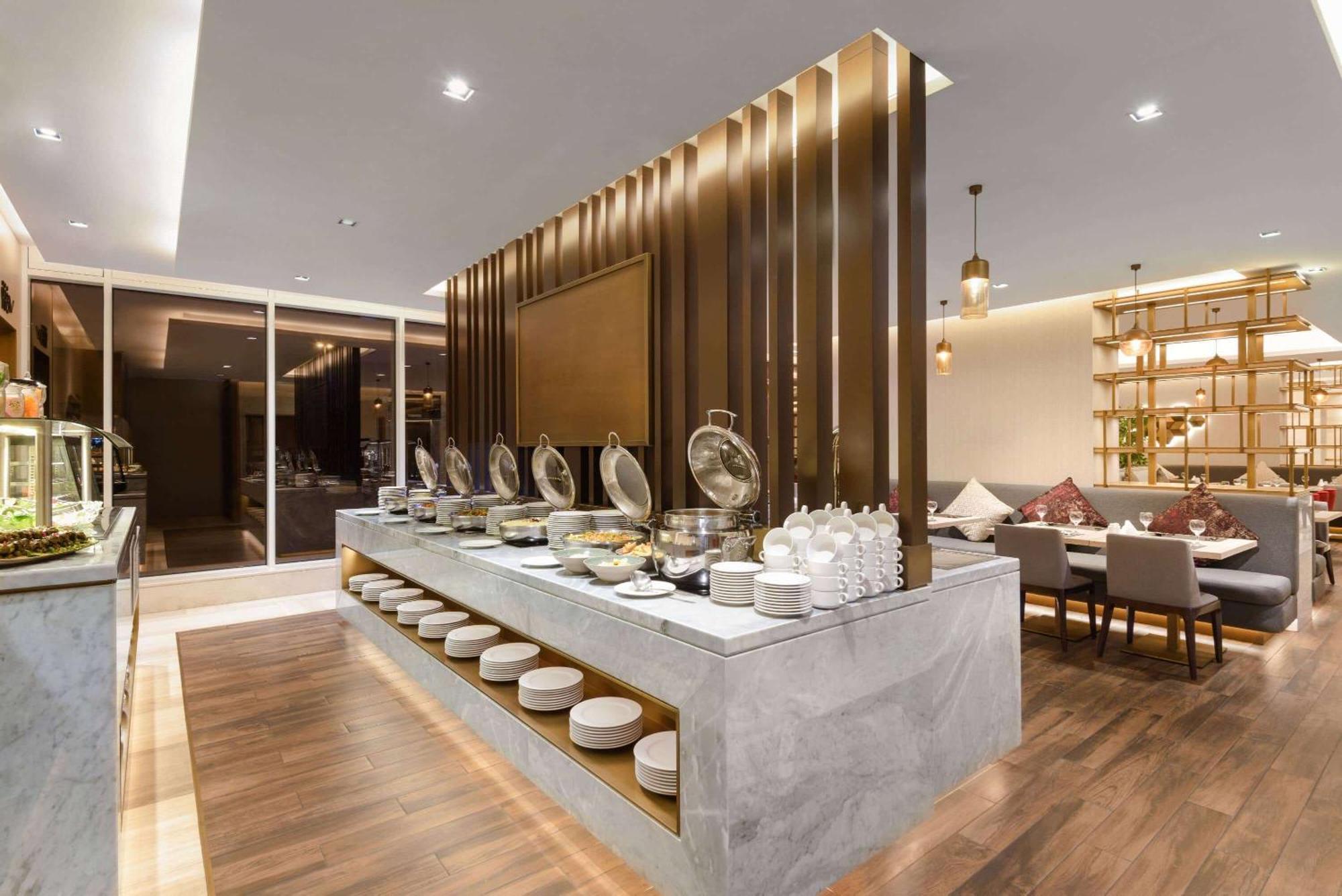 Ramada By Wyndham Riyadh King Fahd Road Extérieur photo The restaurant