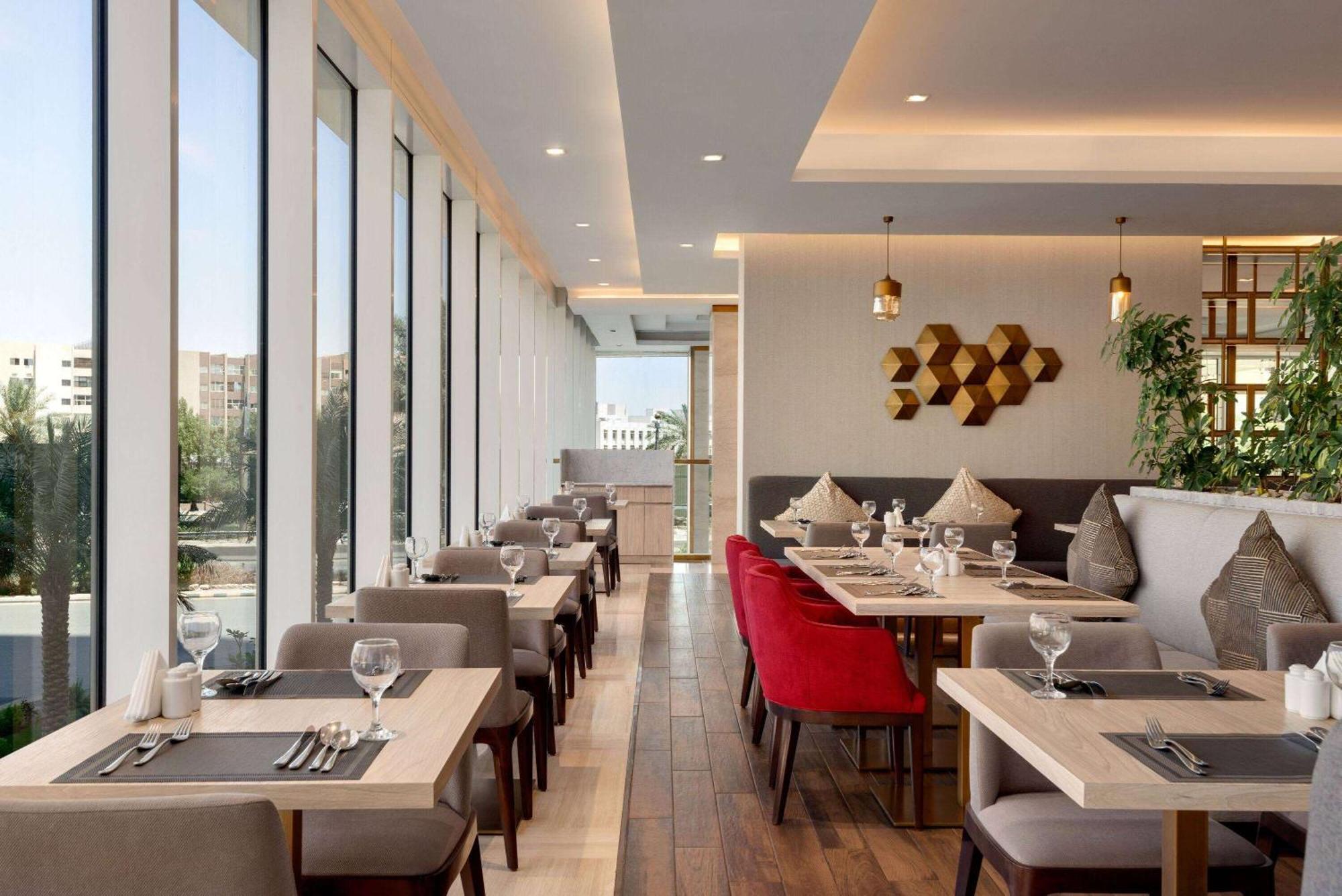 Ramada By Wyndham Riyadh King Fahd Road Extérieur photo The restaurant