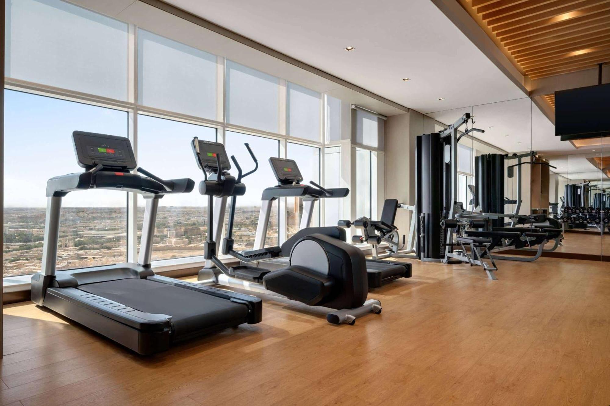 Ramada By Wyndham Riyadh King Fahd Road Extérieur photo A gym at a hotel